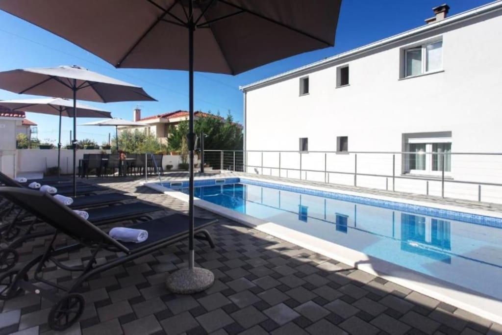 Villa In With Large Outside Swimming Pool & Hot Tub For 14 People *
